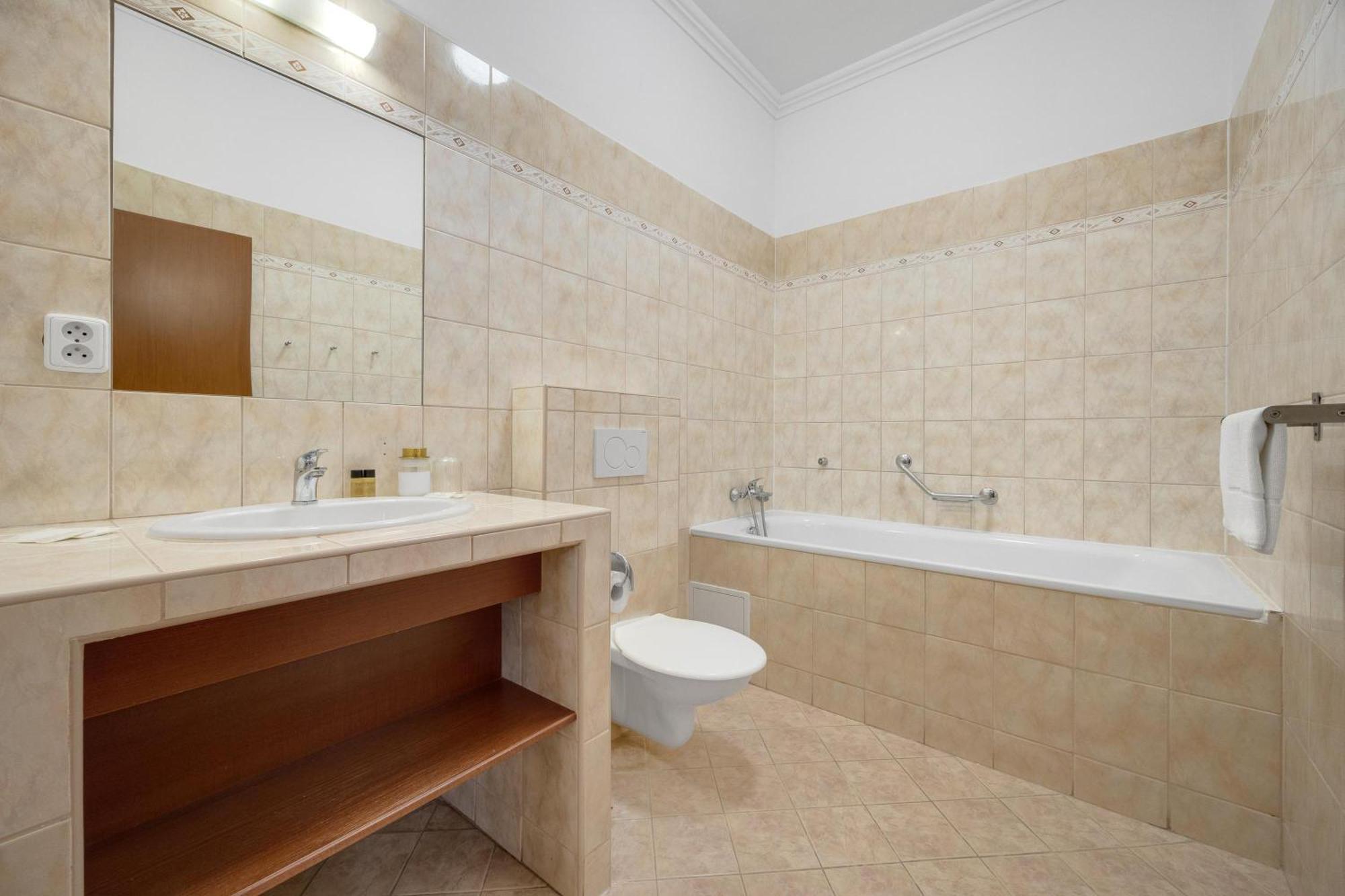 Hotel Reverie - Dependance, Check-In At Metropolitan Star Bratislava Exterior photo
