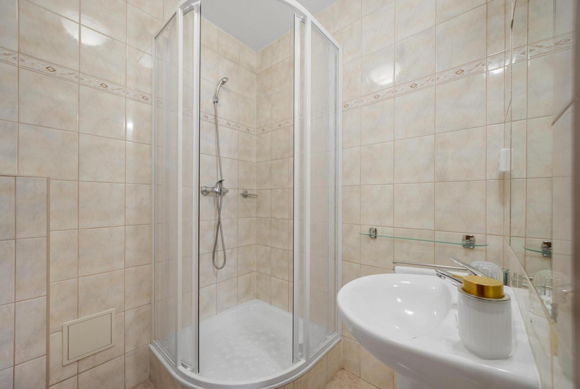 Hotel Reverie - Dependance, Check-In At Metropolitan Star Bratislava Exterior photo