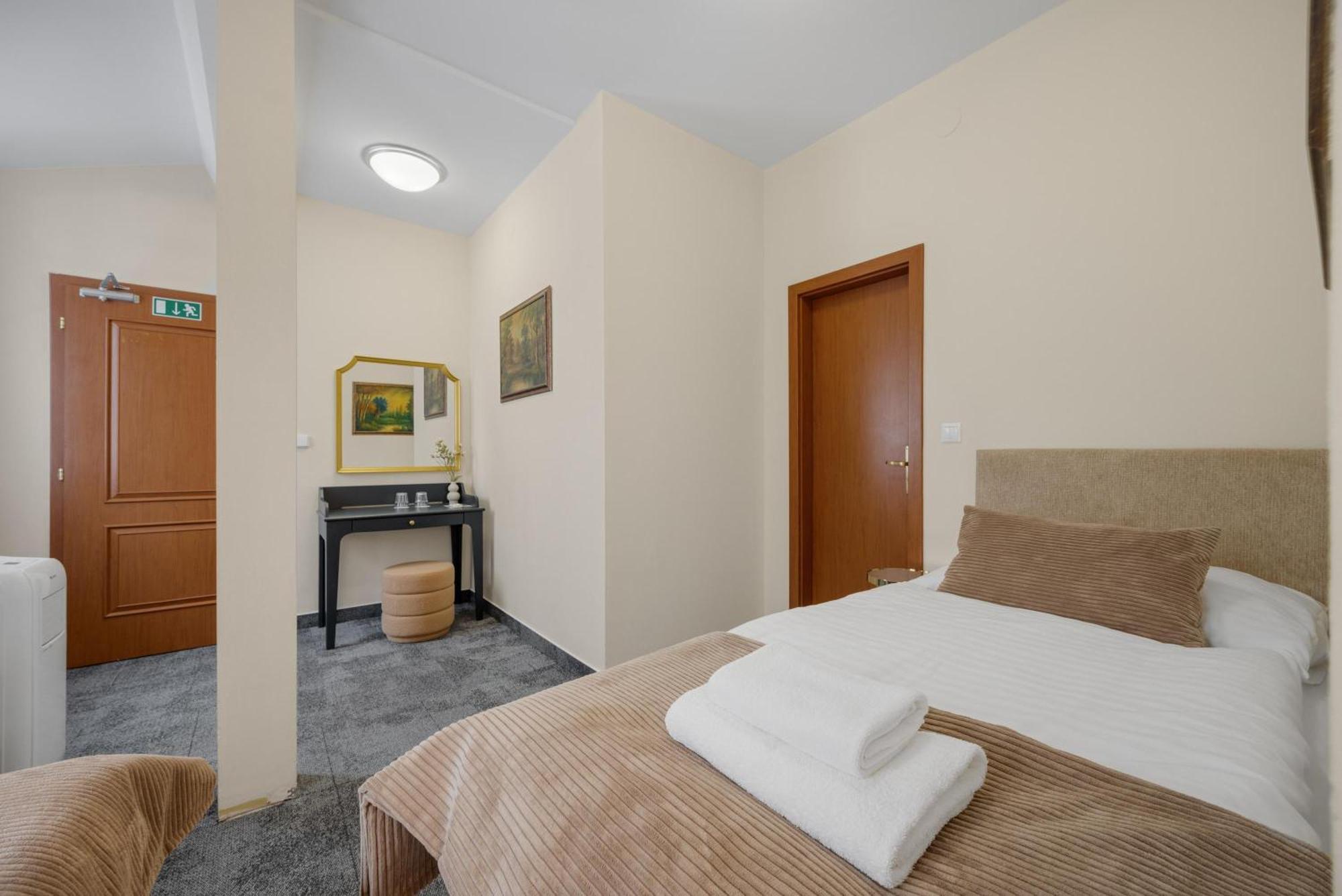 Hotel Reverie - Dependance, Check-In At Metropolitan Star Bratislava Exterior photo