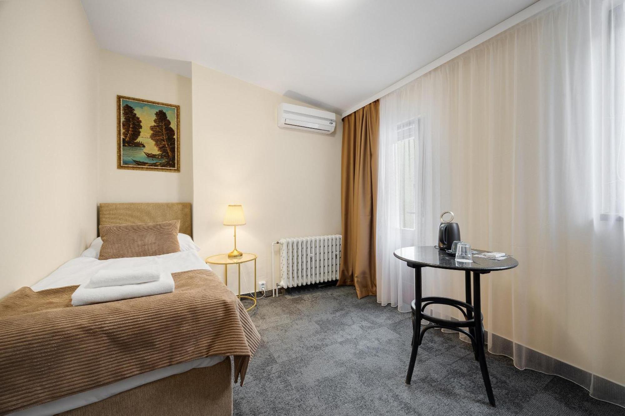 Hotel Reverie - Dependance, Check-In At Metropolitan Star Bratislava Exterior photo